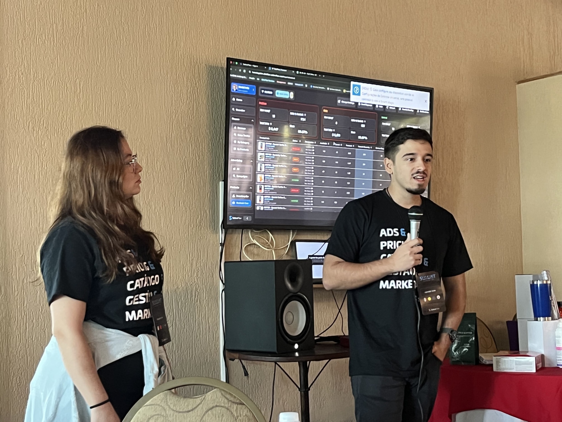 Uendell Ávila e Mayara apresentando o Restock Center no Summit